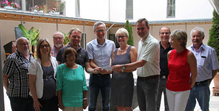 SPD-Delegation übergibt Erlös aus Losverkauf an AWO-Seniorenzentrum Ortenburg